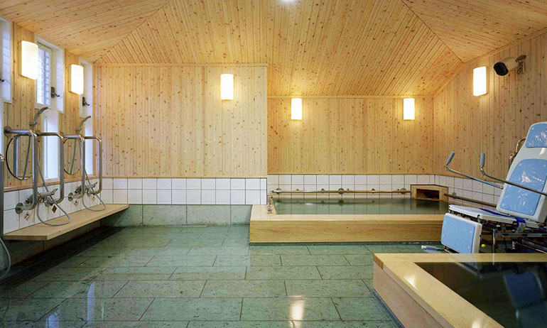 施設自慢の檜風呂です