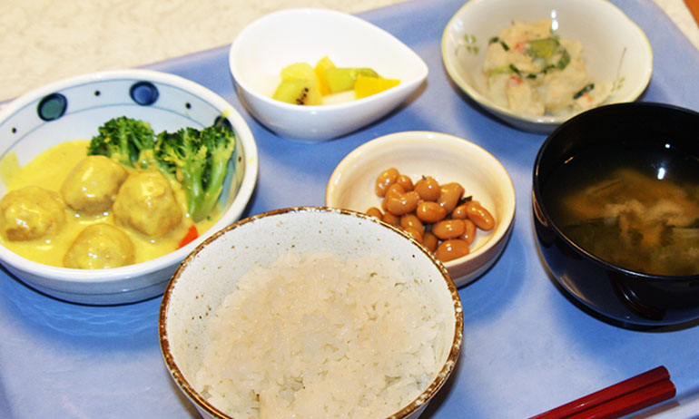 作り立てでバランスの良いお食事をご提供いたします。食事形態やカロリー・塩分制限にも対応いたします。 作り立てでバランスの良いお食事をご提供いたします。食事形態やカロリー・塩分制限にも対応いたします。
